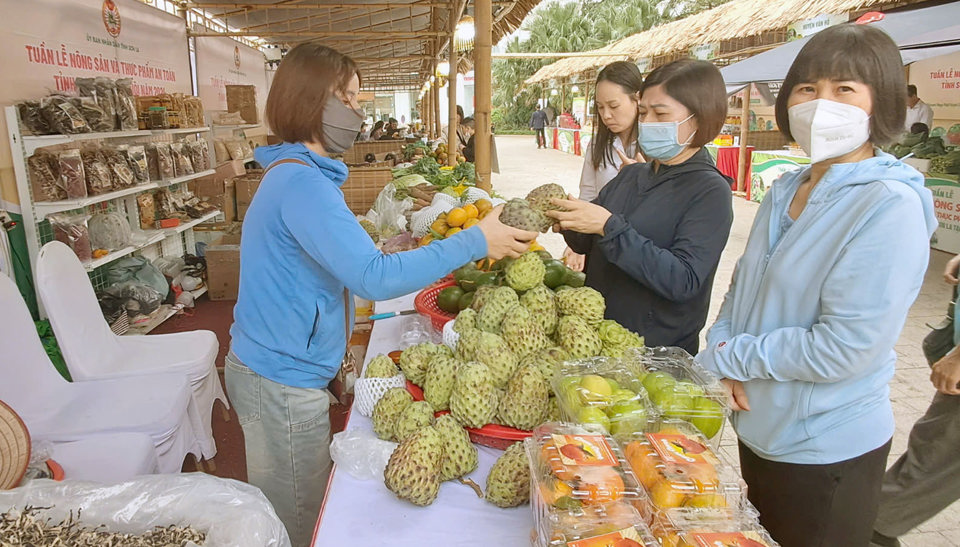 Hội chợ Đặc sản v&ugrave;ng miền 2024 thu h&uacute;t người ti&ecirc;u d&ugrave;ng mua sắm. Ảnh: Ho&agrave;i Nam