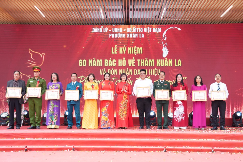 Phường đầu tiên của quận Tây Hồ về đích “Phường đạt chuẩn Đô thị văn minh” - Ảnh 1