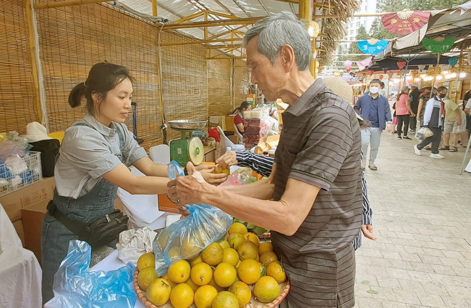 Đặc sản cam Cao Phong (H&ograve;a B&igrave;nh) bầy b&aacute;n tại hội chợ thu h&uacute;t người ti&ecirc;u d&ugrave;ng t&igrave;m mua. Ảnh: Ho&agrave;i Nam