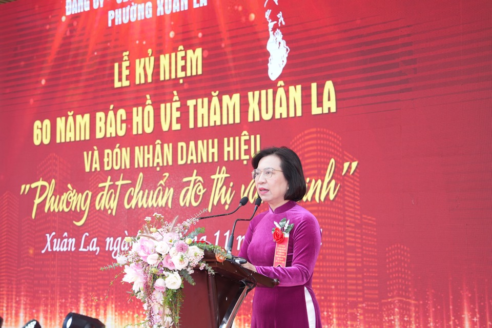 B&iacute; thư Quận uỷ T&acirc;y Hồ L&ecirc; Thị Thu Hằng ph&aacute;t biểu tại buổi lễ.