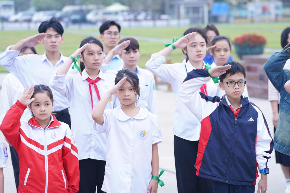 Đo&agrave;n đại biểu gương "Người con hiếu thảo&rdquo; đ&atilde; đến b&aacute;o c&ocirc;ng v&agrave; v&agrave;o Lăng viếng Chủ tịch Hồ Ch&iacute; Minh