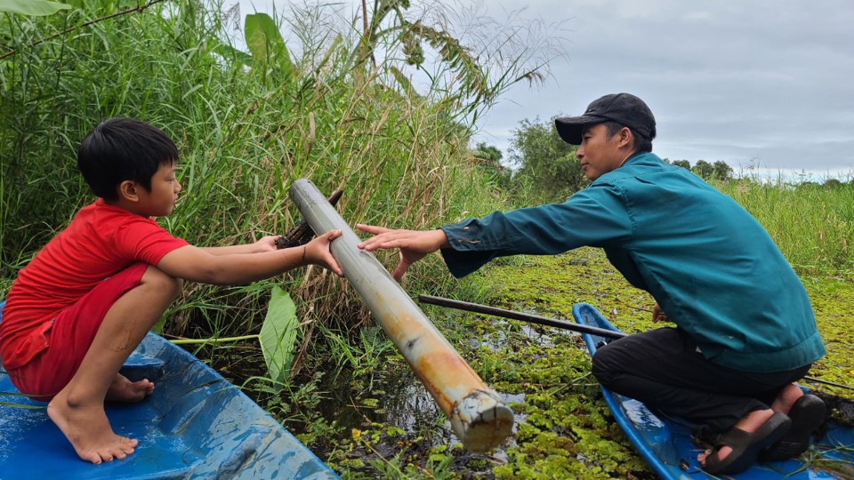 Tr&atilde;i nghiệm đặt tr&uacute;m bắt lươn rừng U Minh tại Khu du lịch Mười Ngọt Trần Văn Thời C&agrave; Mau (Ho&agrave;ng Nam).