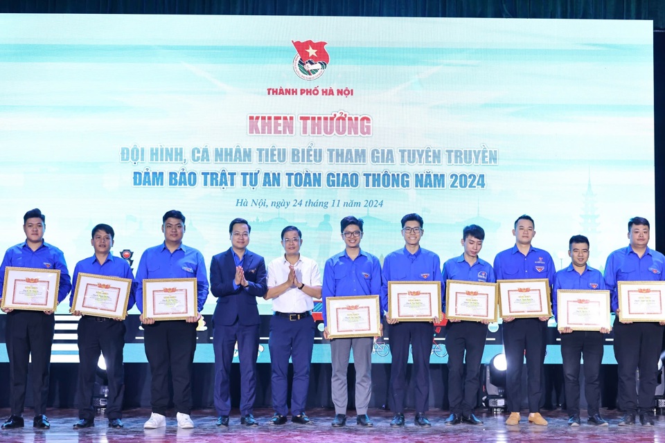 Khen thưởng c&aacute;c c&aacute; nh&acirc;n ti&ecirc;u biểu tham gia tuy&ecirc;n truyền bảo đảm trật tự an to&agrave;n giao th&ocirc;ng