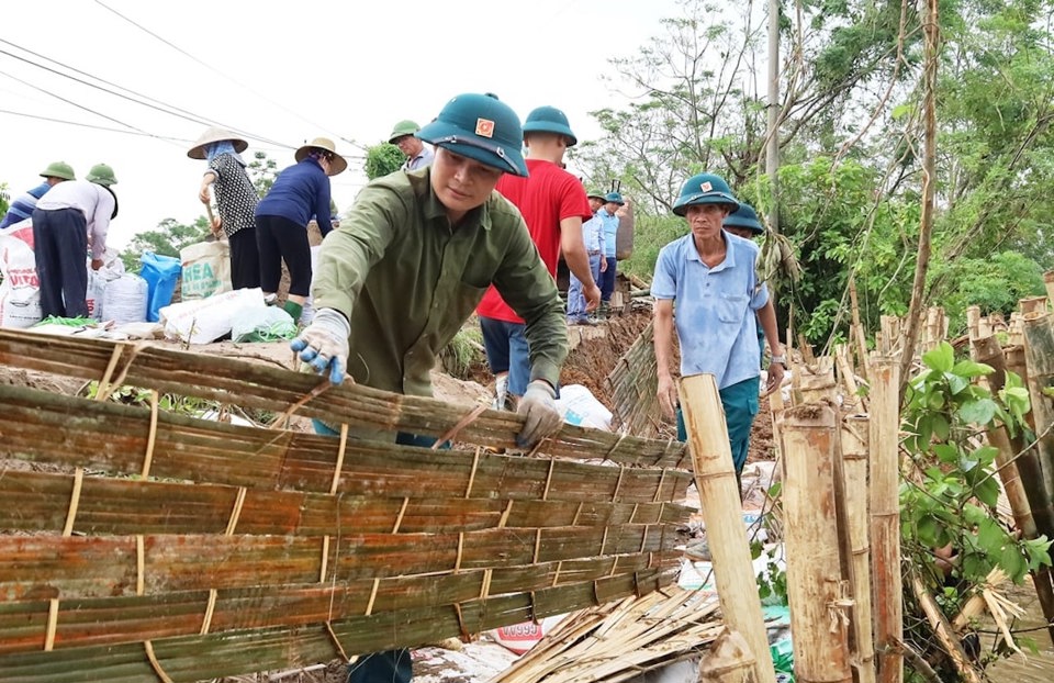 Xử l&yacute; giờ đầu sự cố đ&ecirc; điều ven s&ocirc;ng B&ugrave;i thuộc huyện Chương Mỹ.