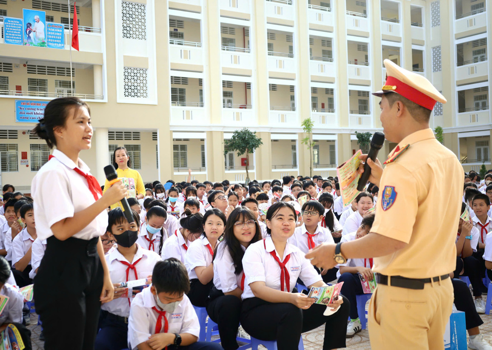 Ban ATGT TP Cần Thơ phối hợp với Sở Gi&aacute;o dục v&agrave; Đ&agrave;o tạo, C&ocirc;ng an TP Cần Thơ tổ chức tuy&ecirc;n truyền an to&agrave;n giao th&ocirc;ng cho học sinh, học vi&ecirc;n c&aacute;c trường học tr&ecirc;n địa b&agrave;n th&agrave;nh phố.