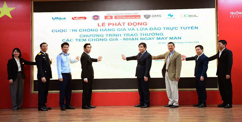 C&aacute;c đại biểu nhấn n&uacute;t ph&aacute;t động cuộc thi "Chống h&agrave;ng giả v&agrave; lừa đảo trực tuyến". Ảnh: Ho&agrave;i Nam