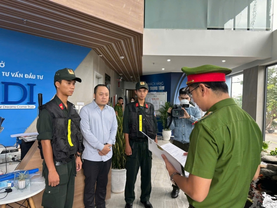 Nguyễn Quang Ho&agrave;ng bị C&ocirc;ng an th&agrave;nh phố Đ&agrave; Nẵng khởi tố về tội "Lừa đảo chiếm đoạt t&agrave;i sản". Ảnh: C&ocirc;ng an cung cấp