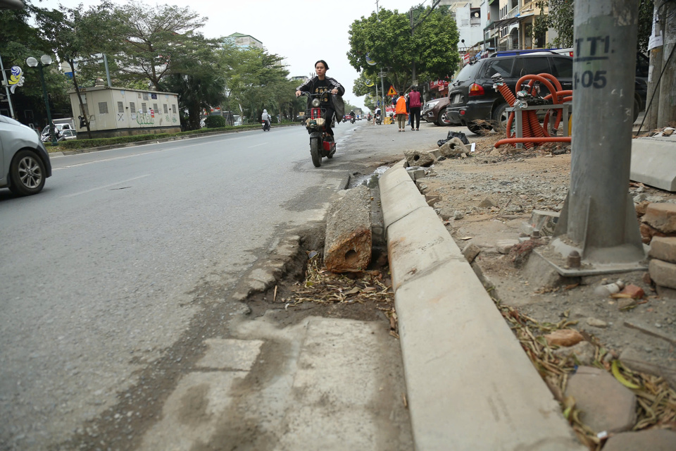 Tr&ecirc;n c&ocirc;ng trường chỉ xuất hiện một v&agrave;i c&ocirc;ng nh&acirc;n thi c&ocirc;ng &igrave; ạch.