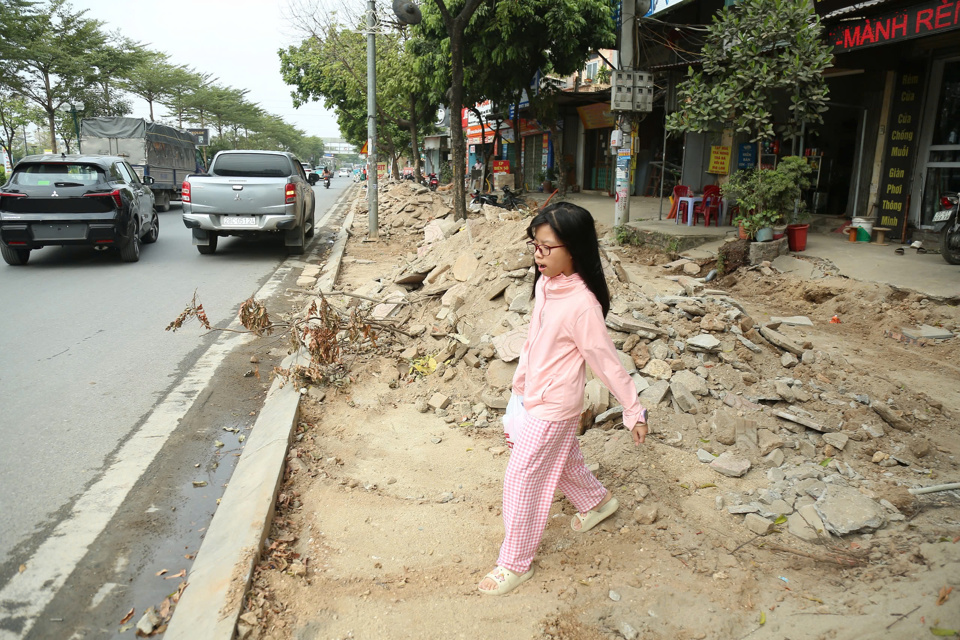 Kh&ocirc;ng r&agrave;o chắn, kh&ocirc;ng biển cảnh b&aacute;o, người d&acirc;n sinh hoạt, đi lại qua c&ocirc;ng trường thi c&ocirc;ng.