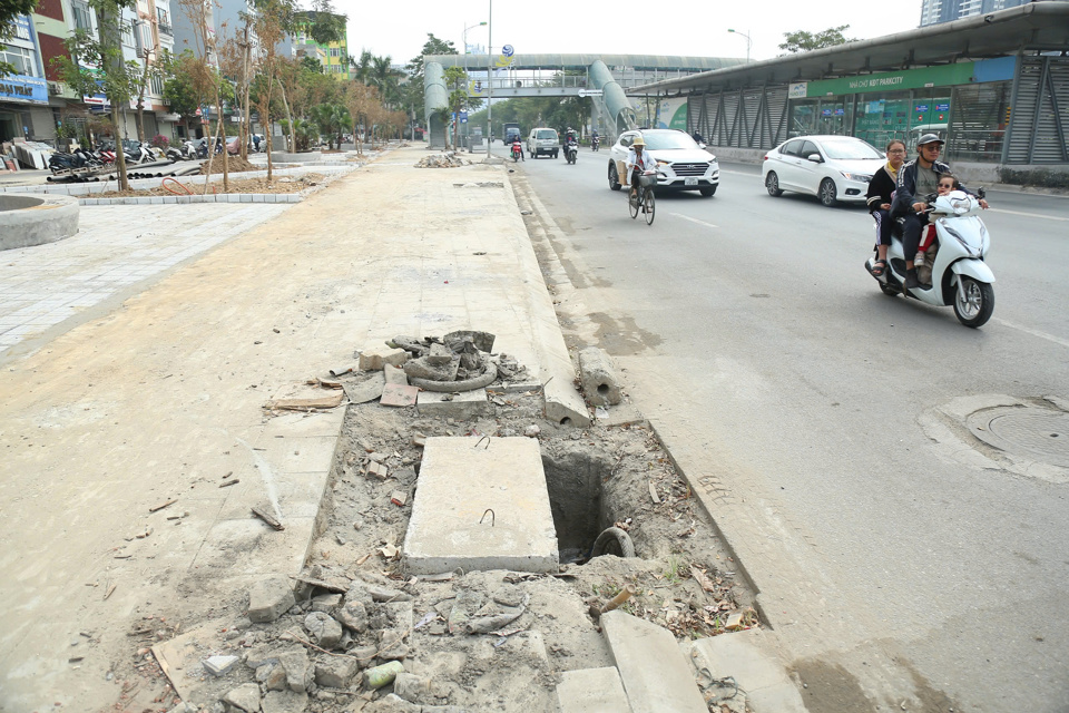 Hố ga nằm ngay s&aacute;t l&ograve;ng đường trực chờ "nuốt chửng" người d&acirc;n.