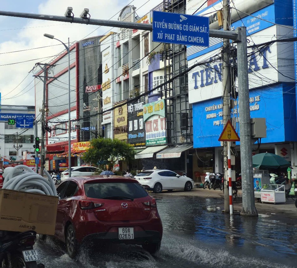 Những ng&agrave;y qua d&ugrave; kh&ocirc;ng mưa, nhưng triều cường d&acirc;ng cao đ&atilde; xuất hiện nhiều nơi ở ven biển tỉnh C&agrave; Mau. Trong ảnh l&agrave; triều cường tại trung t&acirc;m TP C&agrave; Mau v&agrave;o s&aacute;ng 23/11/2024 (Ho&agrave;ng Nam).