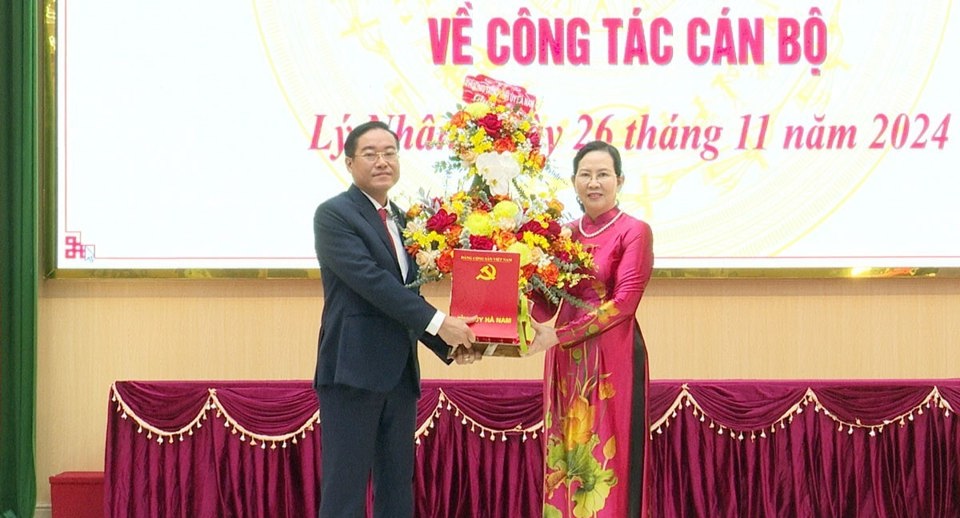 B&iacute; thư Tỉnh ủy H&agrave; Nam L&ecirc; Thị Thủy trao quyết định tới &ocirc;ng Trần Đức Thuấn. Ảnh: B&aacute;o H&agrave; Nam