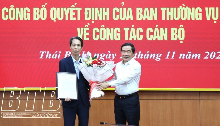 Ph&oacute; B&iacute; thư Thường trực Tỉnh ủy Th&aacute;i B&igrave;nh Nguyễn Tiến Th&agrave;nh (b&ecirc;n phải) trao quyết định tới &ocirc;ng Nguyễn Duy Chiến. Ảnh: B&aacute;o Th&aacute;i B&igrave;nh.