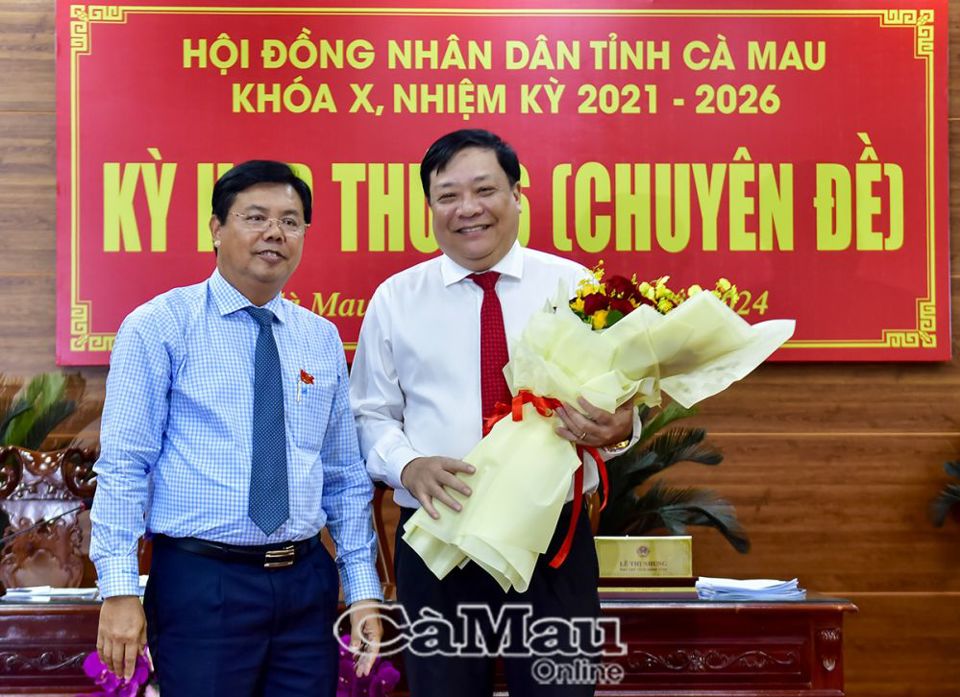 Đồng ch&iacute; Nguyễn Tiến Hải, B&iacute; thư Tỉnh uỷ, Chủ tịch HĐND tỉnh C&agrave; Mau tặng hoa ch&uacute;c mừng t&acirc;n Chủ tịch UBND tỉnh Phạm Th&agrave;nh Ngại - Ảnh: C&agrave;Mau Online