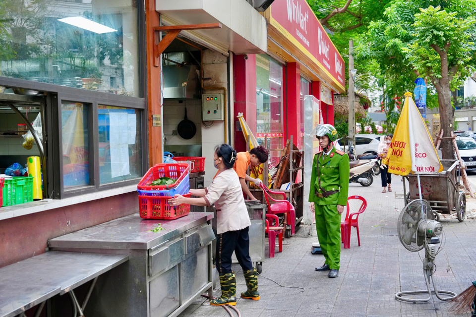 Lực lượng chức năng phường Ph&uacute; La&nbsp;nhắc nhở c&aacute;c hộ kinh doanh kh&ocirc;ng chiếm dụng vỉa h&egrave; l&agrave;m nơi kinh doanh.