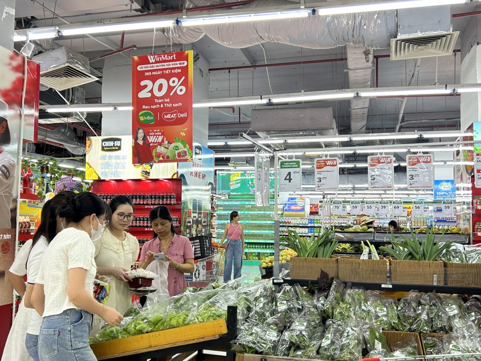 Kh&aacute;ch h&agrave;ng mua sắm tại si&ecirc;u thị WinMart.