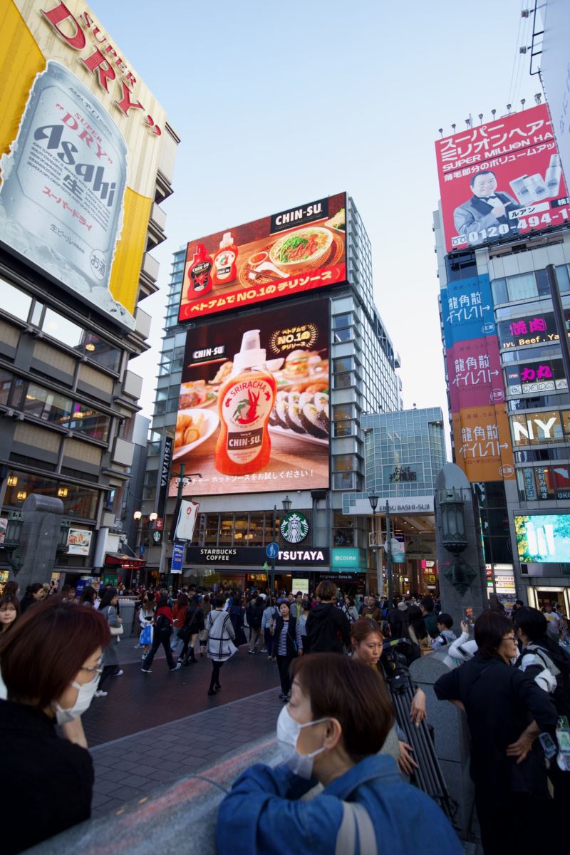 Tương ớt Chin-su xuất hiện ho&agrave;nh tr&aacute;ng tại khu phố ẩm thực s&ocirc;i động Dotonbori, Osaka