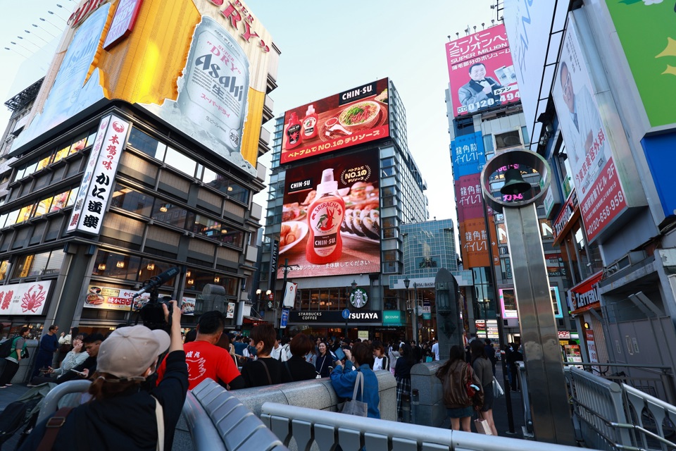 Tương ớt Chin-su xuất hiện ho&agrave;nh tr&aacute;ng tại khu phố ẩm thực s&ocirc;i động Dotonbori, Osaka.