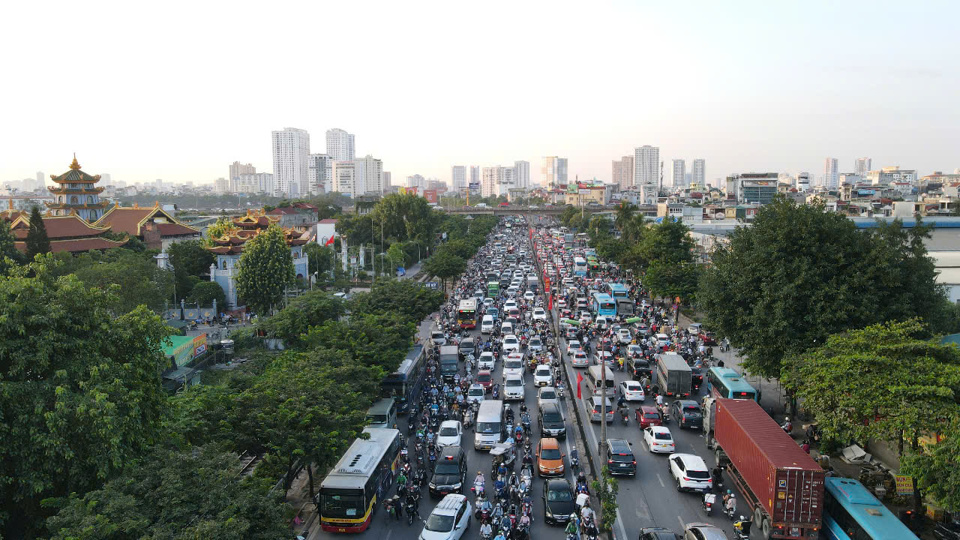 Tuyến đường Giải Ph&oacute;ng đ&ocirc;ng đ&uacute;c phương tiện lại đang bị xuống cấp nghi&ecirc;m trọng.