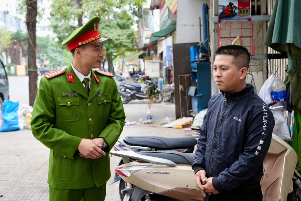 Trung t&aacute; Ho&agrave;ng Trọng Minh - Ph&oacute; Trưởng C&ocirc;ng an phường Ph&uacute; La tuy&ecirc;n truyền nhắc nhở người d&acirc;n kh&ocirc;ng lấn chiếm l&ograve;ng đường vỉa h&egrave; g&acirc;y mất trật tự đ&ocirc; thị.