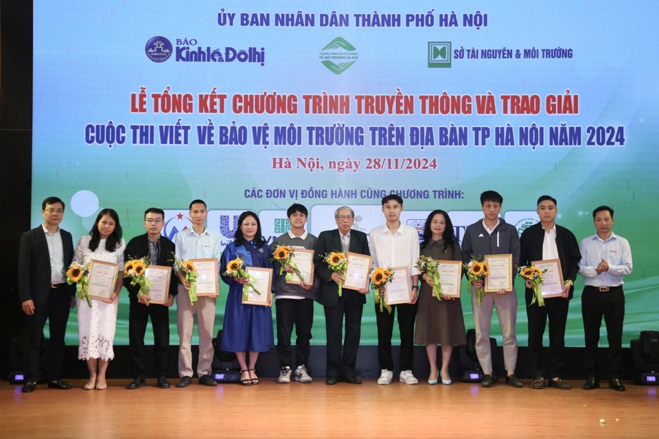 Ph&oacute; trưởng Ban Đ&ocirc; thị HĐND TP H&agrave; Nội Đo&agrave;n Viện Cường v&agrave; Ph&oacute; Tổng bi&ecirc;n tập B&aacute;o Kinh tế &amp; Đ&ocirc; thị Nguyễn Anh Đức - Trưởng ban Thư k&yacute; chương tr&igrave;nh trao giải Khuyến kh&iacute;ch cho c&aacute;c t&aacute;c giả, nh&oacute;m t&aacute;c giả. Ảnh: Phạm H&ugrave;ng.