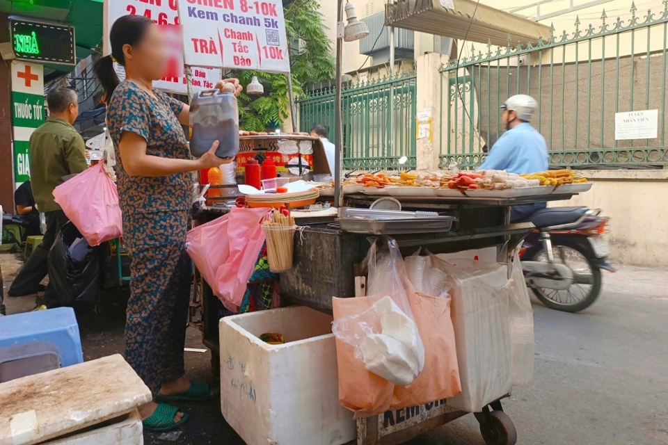 C&aacute;c quầy b&aacute;n h&agrave;ng rong kh&ocirc;ng tủ k&iacute;nh, thực phẩm kh&ocirc;ng nh&atilde;n m&aacute;c, kh&ocirc;ng c&oacute; nguồn gốc xuất xứ r&otilde; r&agrave;ng. Ảnh: Tuyết Linh