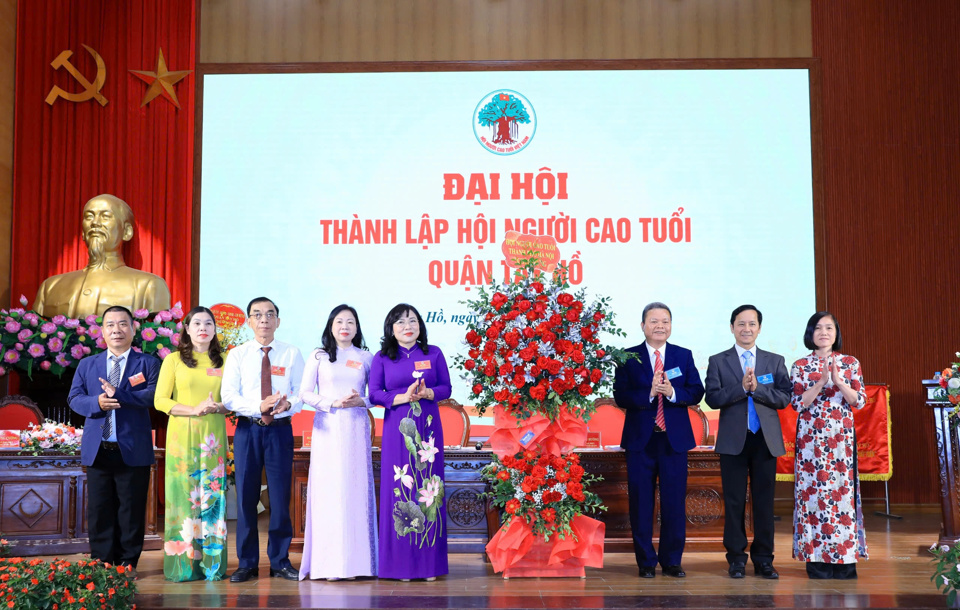 L&atilde;nh đạo Hội Người cao tuổi th&agrave;nh phố tặng hoa ch&uacute;c mừng Hội Người cao tuổi quận T&acirc;y Hồ.