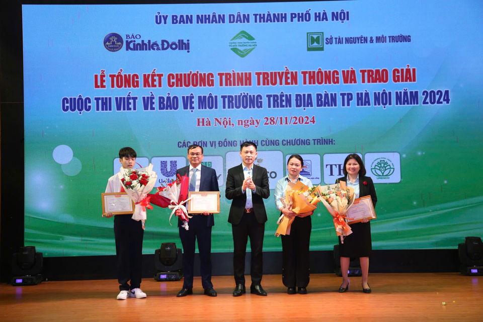 PGS. TS Nguyễn Th&agrave;nh Lợi - Trưởng BTC trao Giấy khen cho c&aacute;c tập thể, ph&ograve;ng ban của B&aacute;o Kinh tế &amp; Đ&ocirc; thị, trường học c&oacute; đ&oacute;ng g&oacute;p t&iacute;ch cực v&agrave;o chương tr&igrave;nh. Ảnh: Phạm H&ugrave;ng.