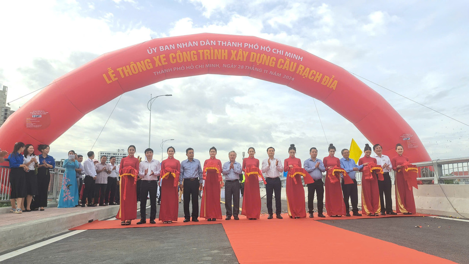 Ph&oacute; Chủ tịch UBND TP Hồ Ch&iacute; Minh B&ugrave;i Xu&acirc;n Cường c&ugrave;ng l&atilde;nh đạo Ban Giao th&ocirc;ng v&agrave; quận 7, huyện Nh&agrave; B&egrave; cắt băng th&ocirc;ng xe cầu Rạch Đỉa.