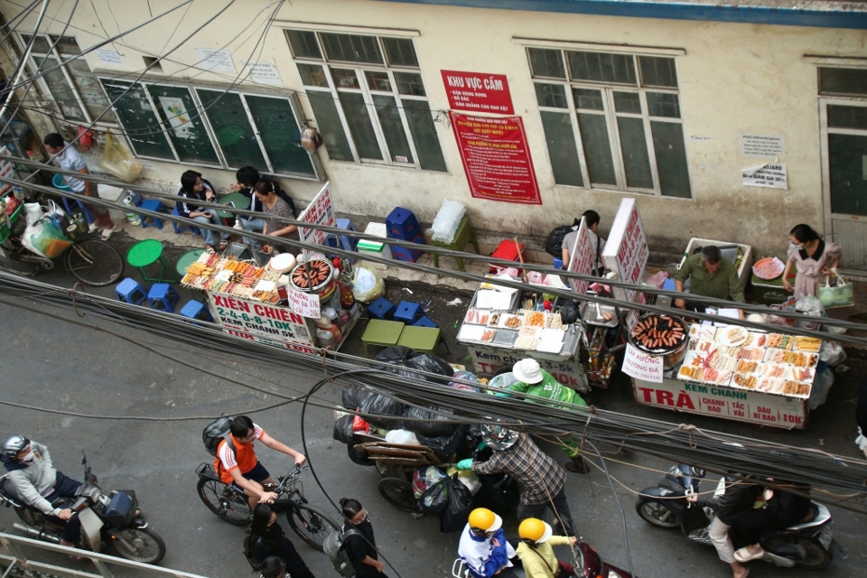 Dọc nhiều ng&otilde;, tuyến phố xung quanh c&aacute;c trường học, h&agrave;ng chục xe đẩy b&aacute;n đồ ăn vặt hoạt động tấp nập, nhộn nhịp. Ảnh: Tuyết Linh