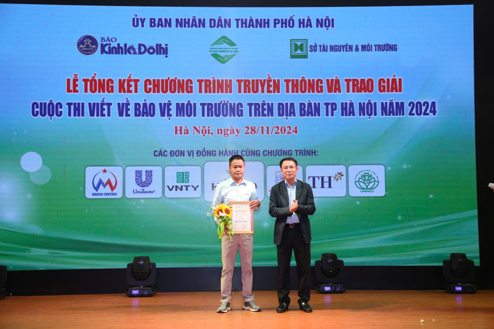 Ph&oacute; Chủ tịch UBND TP H&agrave; Nội Nguyễn Trọng Đ&ocirc;ng trao giải Nhất cho t&aacute;c giả Nguyễn Qu&yacute; - B&aacute;o Kinh tế &amp; Đ&ocirc; thị với loạt b&agrave;i 3 kỳ&nbsp;&ldquo;S&ocirc;ng Đ&aacute;y đang bị bức tử&rdquo;. Ảnh: Phạm H&ugrave;ng.