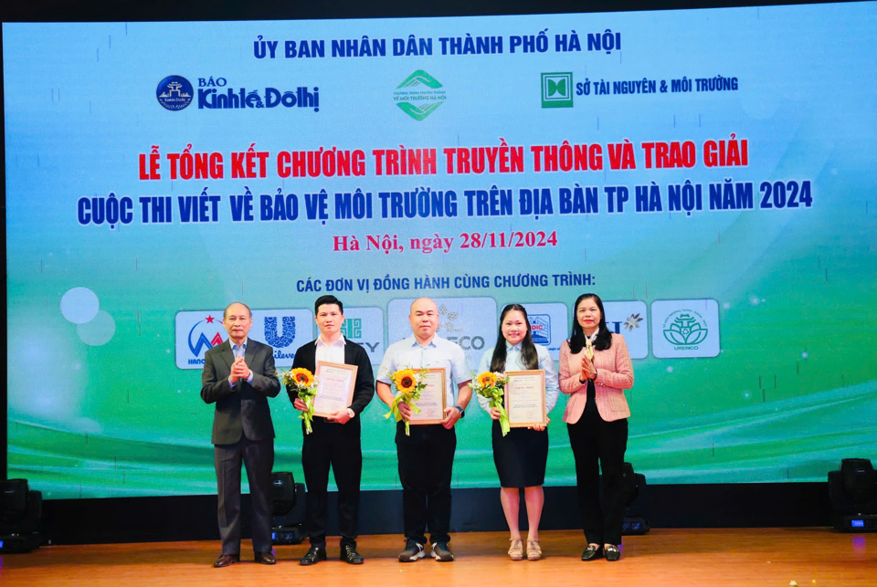 Ph&oacute; Chủ tịch Uỷ ban MTTQ Việt Nam TP H&agrave; Nội Đặng Thị Phương Hoa v&agrave; Ph&oacute; Chủ tịch Thường trực Hội Nh&agrave; b&aacute;o TP H&agrave; Nội Kiều Thanh H&ugrave;ng trao giải Ba cho đại diện 3 nh&oacute;m t&aacute;c giả. Ảnh: Phạm H&ugrave;ng