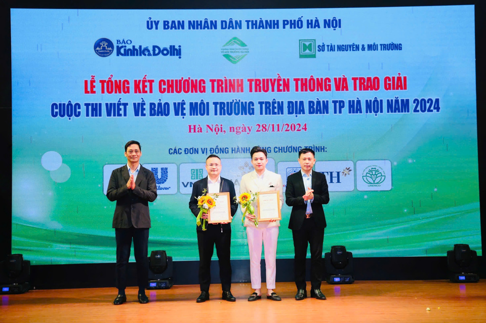 PGS.TS Nguyễn Th&agrave;nh Lợi - Trưởng BTC, Tổng Bi&ecirc;n tập B&aacute;o Kinh tế &amp; Đ&ocirc; thị v&agrave; Gi&aacute;m đốc Sở TN&amp;MT L&ecirc; Thanh Nam trao giả Nh&igrave; cho đại diện 2 nh&oacute;m t&aacute;c giả. Ảnh: Phạm H&ugrave;ng.