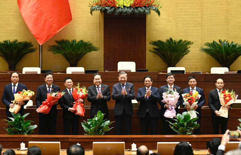 Tổng B&iacute; thư T&ocirc; L&acirc;m, Chủ tịch Quốc hội Trần Thanh Mẫn, Thủ tướng Ch&iacute;nh phủ Phạm Minh Ch&iacute;nh tặng hoa, ch&uacute;c mừng c&aacute;c đồng ch&iacute; vừa được bầu, bổ nhiệm - Ảnh: Như &Yacute;