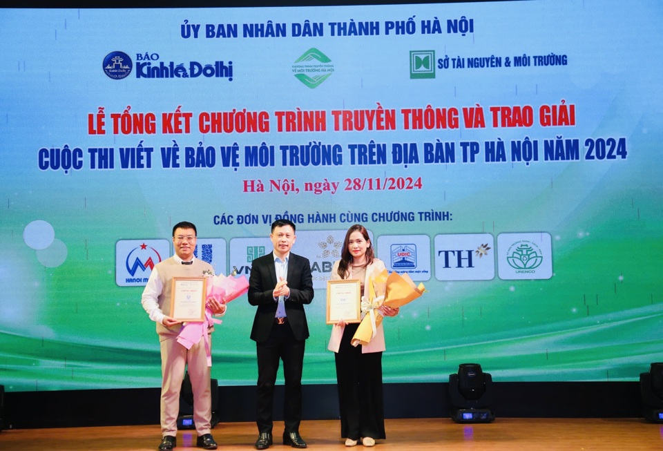 BTC trao Giấy chứng nhận v&agrave; tặng hoa cho đơn vị đồng h&agrave;nh. Ảnh: Phạm H&ugrave;ng. &nbsp;