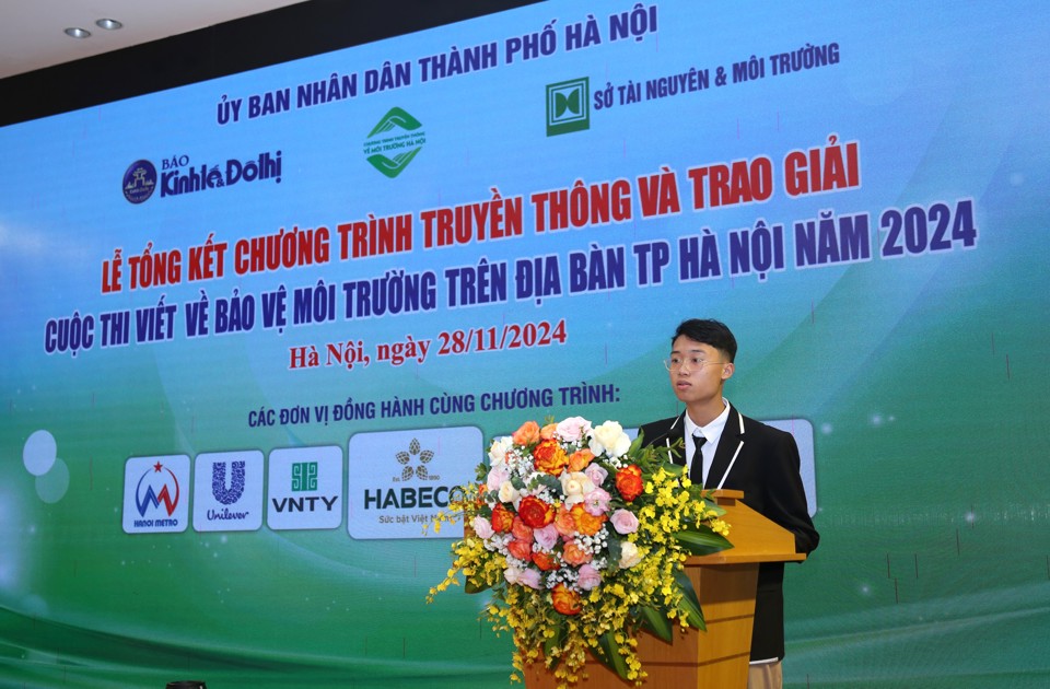 &nbsp;&nbsp; Em Nguyễn Văn Việt Dũng, học sinh lớp 11G0 Trường THCS &ndash; THPT Newton: Truyền th&ocirc;ng bảo vệ m&ocirc;i trường l&agrave; một hoạt động c&oacute; &yacute; nghĩa quan trọng.