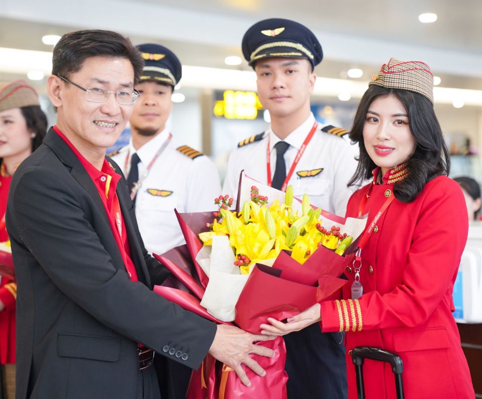  Vietjet chào mừng chuyến bay đầu tiên giữa Kuala Lumpur (Malaysia) và Hà Nội - Ảnh 1