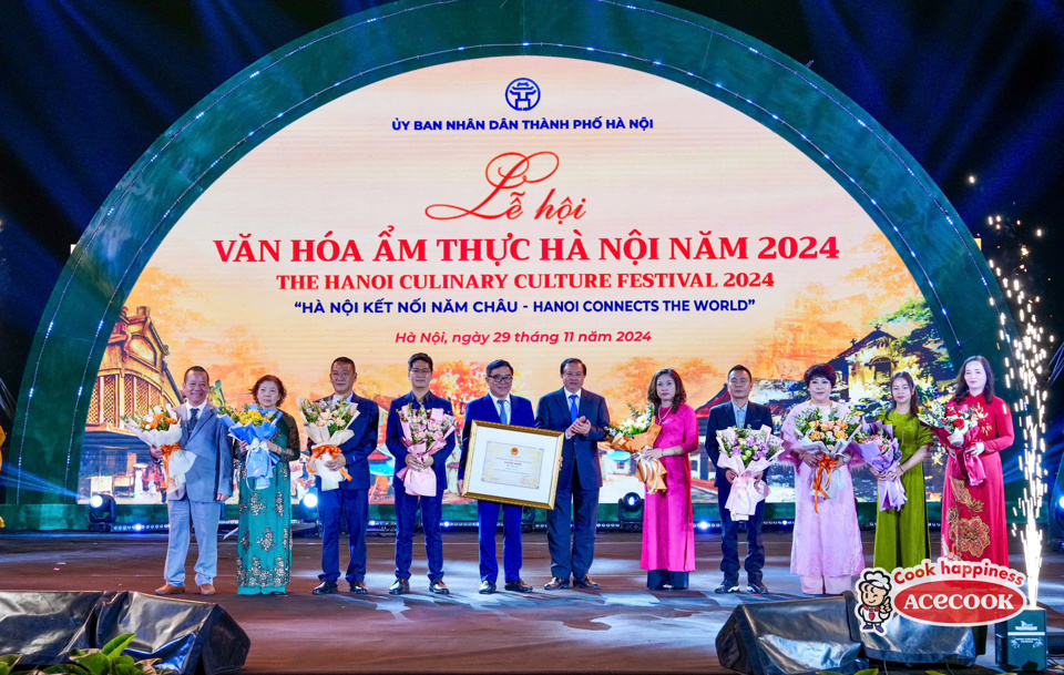 Thứ trưởng Bộ VHTT&amp;DL Tạ Quang Đ&ocirc;ng trao Quyết định ghi danh "Phở H&agrave; Nội" l&agrave; Di sản văn ho&aacute; phi vật thể quốc gia cho l&atilde;nh đạo Sở VH&amp;TT H&agrave; Nội c&ugrave;ng cộng đồng chủ thể phở H&agrave; Nội. &nbsp;