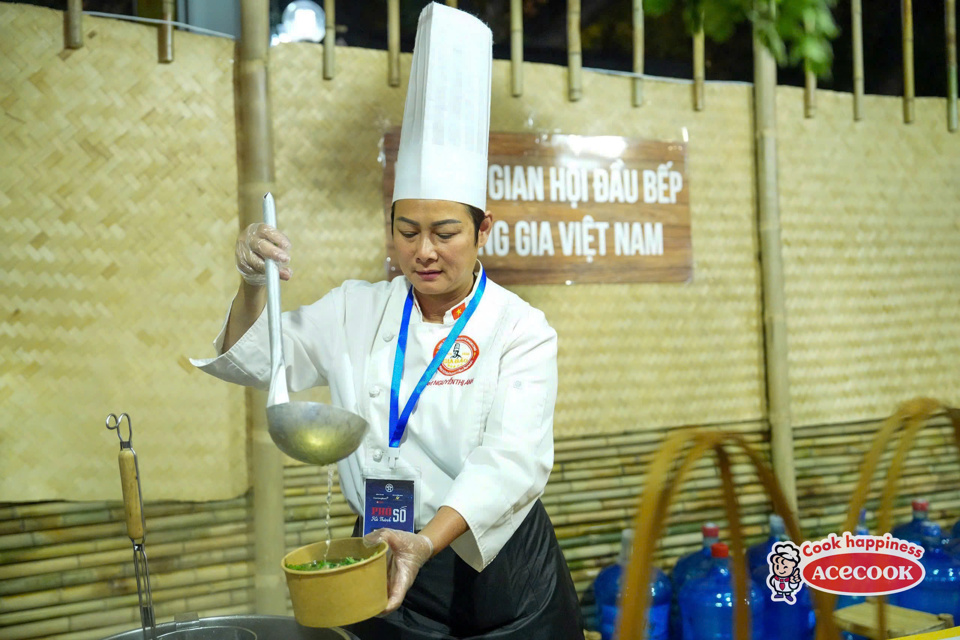 &ldquo;Phở H&agrave; Nội&rdquo; được đưa v&agrave;o Danh mục Di sản Văn h&oacute;a Phi vật thể quốc gia kh&ocirc;ng chỉ l&agrave; sự ghi nhận về gi&aacute; trị lịch sử v&agrave; văn h&oacute;a, khoa học của di sản m&agrave; c&ograve;n mở ra cơ hội bảo tồn v&agrave; ph&aacute;t triển bền vững tinh hoa ẩm thực truyền thống của Thủ đ&ocirc;.