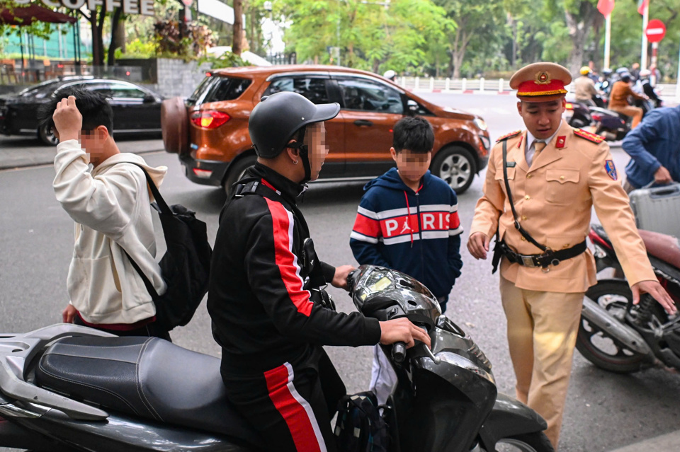 Cảnh s&aacute;t giao th&ocirc;ng - C&ocirc;ng an TP H&agrave; Nội kiểm tra, xử l&yacute; vi phạm. Ảnh: Đạt L&ecirc;