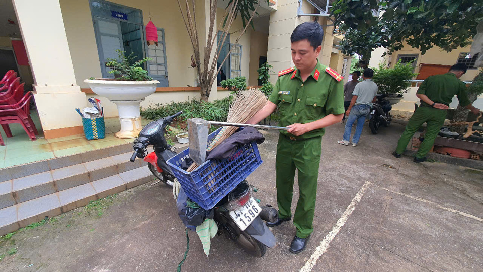 Đối tượng Giang nguy trang c&ocirc;ng cụ trộm cắp t&agrave;i sản bằng c&aacute;ch d&ugrave;ng chổi v&agrave; c&acirc;y x&uacute;c r&aacute;c.