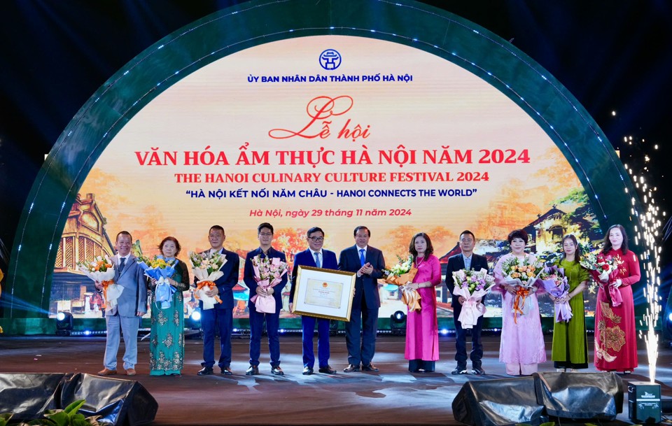 Thứ trưởng Bộ VHTT&amp;DL Tạ Quang Đ&ocirc;ng trao Quyết định ghi danh "Phở H&agrave; Nội" l&agrave; Di sản văn ho&aacute; phi vật thể quốc gia cho l&atilde;nh đạo Sở VH&amp;TT H&agrave; Nội c&ugrave;ng cộng đồng chủ thể phở H&agrave; Nội. &nbsp;