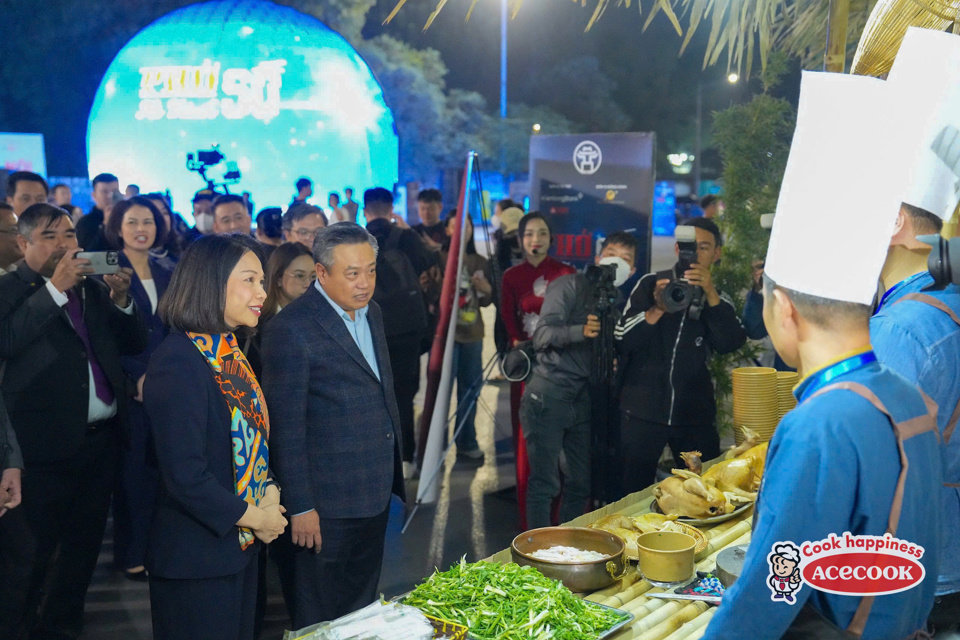 L&atilde;nh đạo TP H&agrave; Nội tham quan, động vi&ecirc;n c&aacute;c nghệ nh&acirc;n ẩm thực, chủ c&aacute;c thương hiệu &ldquo;Phở H&agrave; Nội&rdquo; tại Lễ hội Ẩm thực H&agrave; Nội 2024.