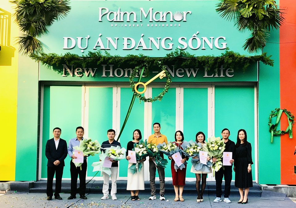 Đại diện chủ đầu tư dự &aacute;n Palm Manor Việt Tr&igrave; b&agrave;n giao nh&agrave;, trao sổ đỏ tượng trưng cho kh&aacute;ch h&agrave;ng sau hơn một năm thi c&ocirc;ng.