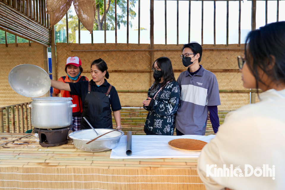 Nhiều c&aacute;c bạn trẻ th&iacute;ch th&uacute; với trải nghiệm l&agrave;m b&aacute;nh Phở H&agrave; Nội.