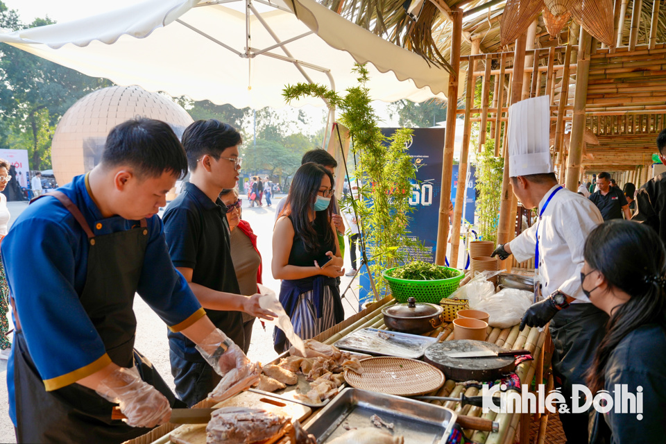 Đ&ocirc;ng đảo người d&acirc;n v&agrave; du kh&aacute;ch tham quan v&agrave; trải nghiệm phở H&agrave; Nội.&nbsp;Phở g&agrave; nghệ nh&acirc;n được b&aacute;n với gi&aacute; 50.000đ/b&aacute;t.