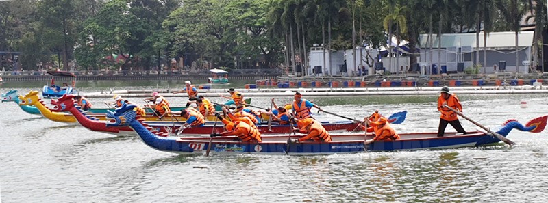 Đua thuyền rồng l&agrave; m&ocirc;n thể thao những năm trở lại đ&acirc;y thường c&oacute; mặt trong c&aacute;c hội thao tr&ecirc;n địa b&agrave;n TP Hồ Ch&iacute; Minh. Ảnh: thanhuytphcm.vn.