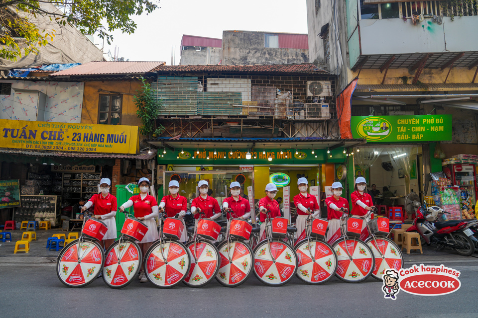 C&ugrave;ng với đ&oacute;, h&agrave;nh tr&igrave;nh Roadshow đ&atilde; check-in tại c&aacute;c qu&aacute;n phở nổi tiếng tại Thủ đ&ocirc; như: Phở g&agrave; Nguyệt (5B Phủ Do&atilde;n), Phở gia truyền (49 B&aacute;t Đ&agrave;n), Phở Mạnh Cường (23 H&agrave;ng Muối)...