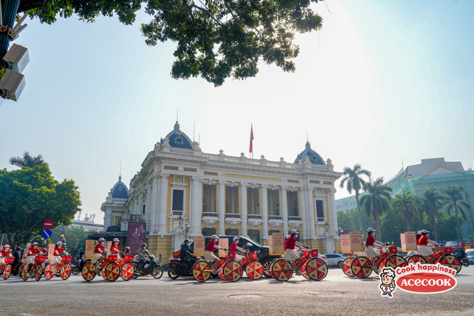 H&agrave;nh tr&igrave;nh Roadshow quảng b&aacute; Phở H&agrave; Nội đi qua khu vực Nh&agrave; h&aacute;t Lớn.