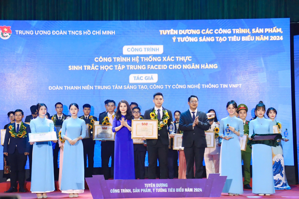 Ph&oacute; Trưởng ban Thường trực Ban D&acirc;n vận Th&agrave;nh ủy H&agrave; Nội Vũ H&agrave; v&agrave; B&iacute; thư Th&agrave;nh đo&agrave;n H&agrave; Nội Chu Hồng Minh trao giải thưởng cho c&aacute;c c&ocirc;ng tr&igrave;nh ti&ecirc;u biểu